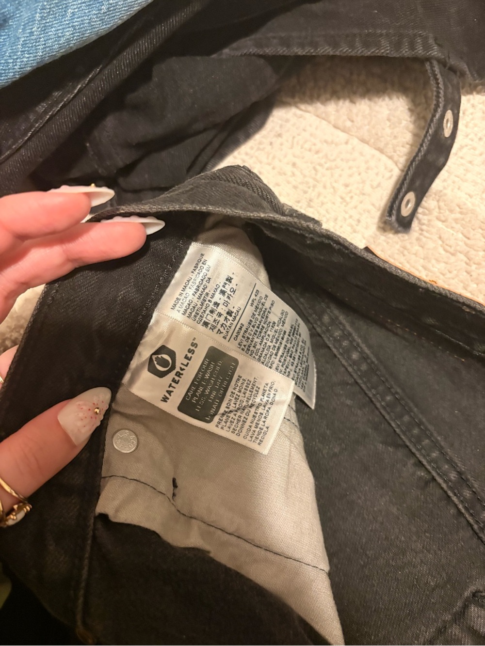 Black Washed Levi shorts - Picture 2 of 3